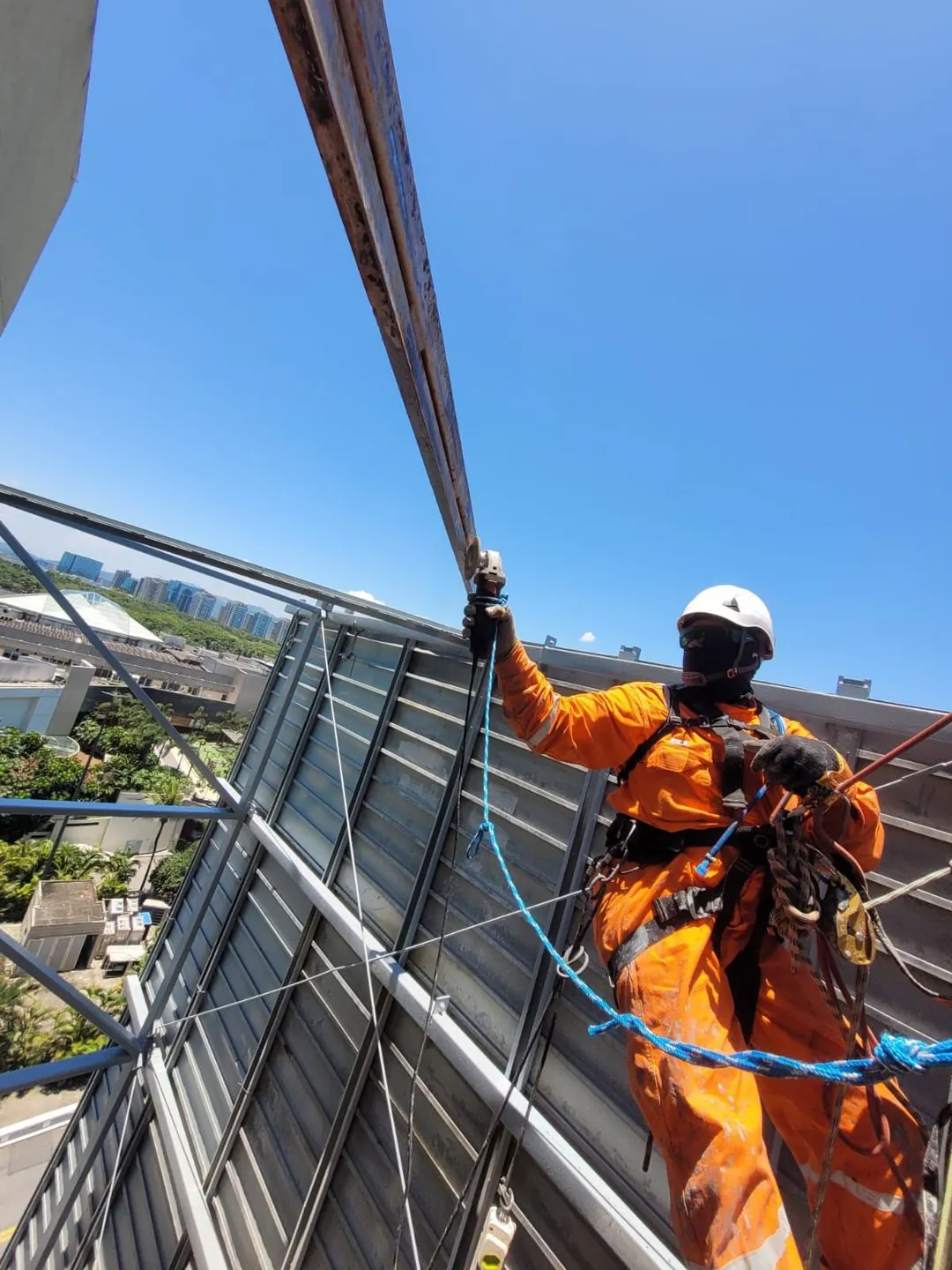 Profissional com equipamento de segurança realizando atividade em altura