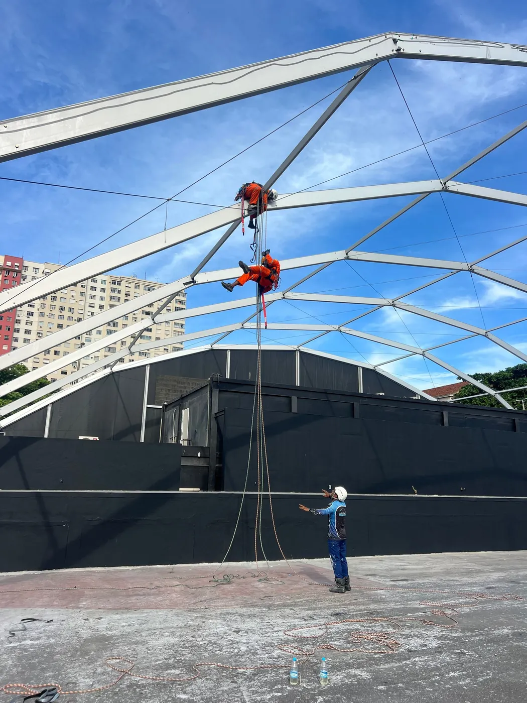 Trabalho com cordas em estrutura de cobertura
