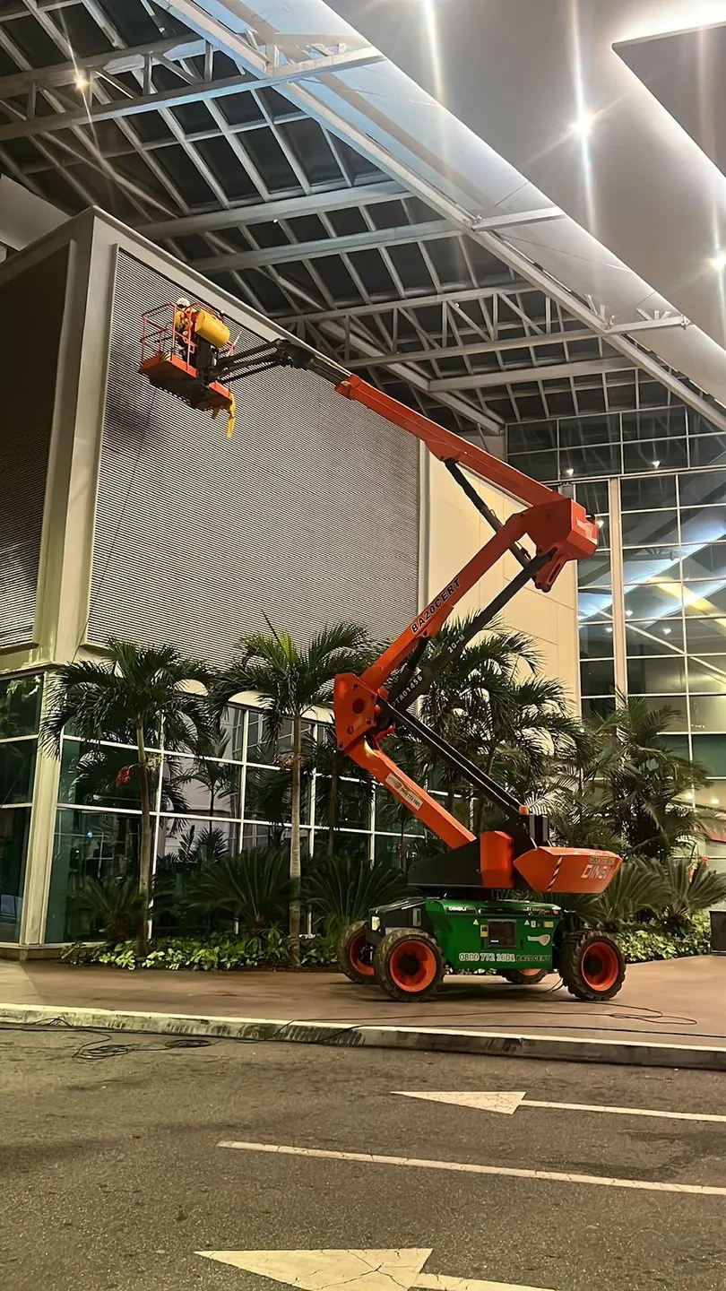 Fotografia de trabalho técnico de manutenção predial da JFS Empreiteira: Limpeza de caixa d’água