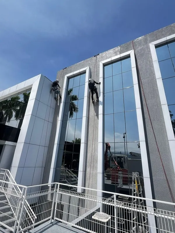 Primeira Igreja Batista do Recreio — Tratamento da fachada e aplicação de grafiato com acabamento em pintura.