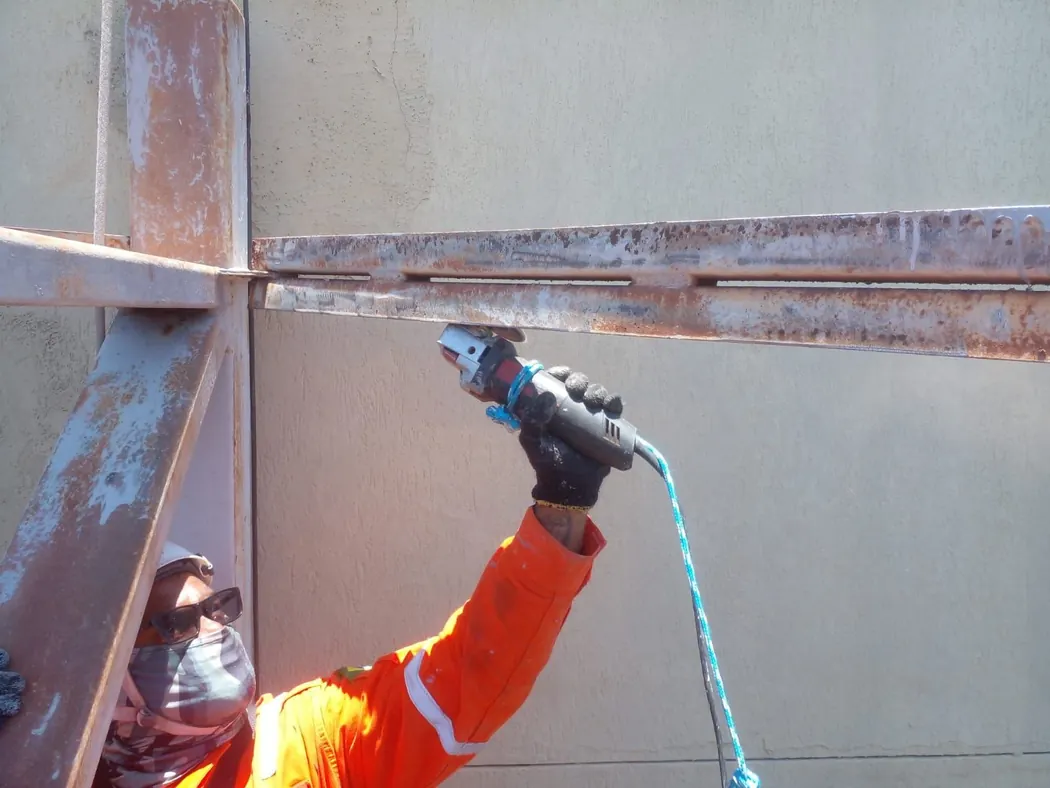Equipe realizando reparos em estrutura de edifício