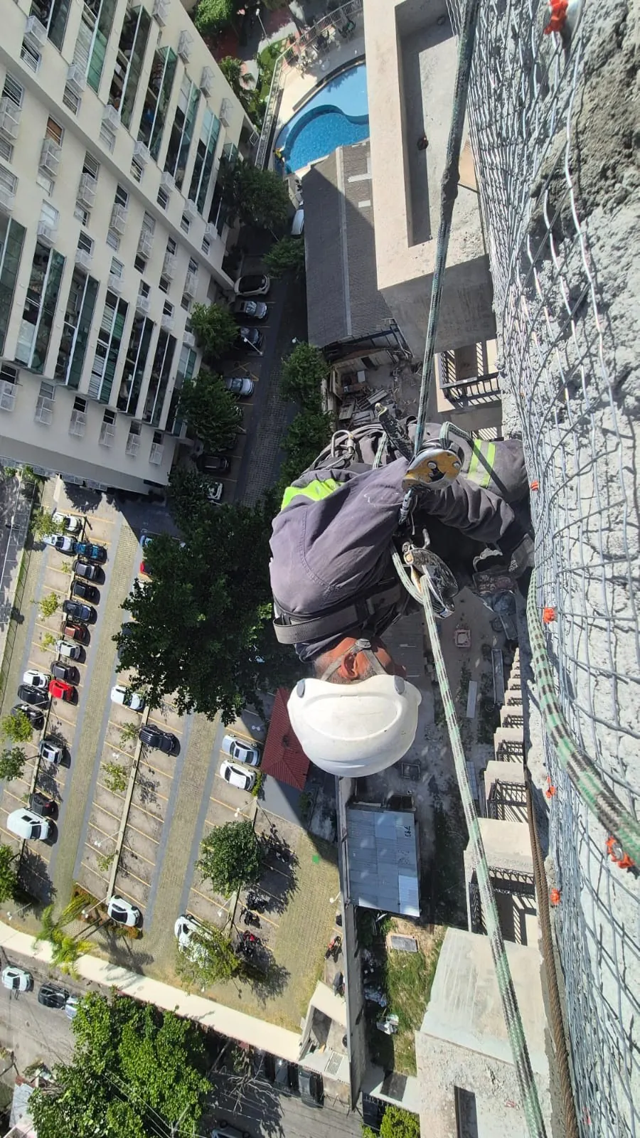 Fotografia de trabalho técnico de manutenção predial da JFS Empreiteira